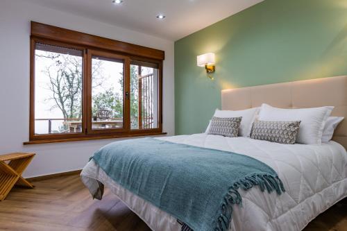 a bedroom with a large bed and a window at Apartamentos Montes Vindios in Cangas de Onís