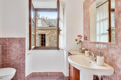 La salle de bains est pourvue d'un lavabo, de toilettes et d'une fenêtre. dans l'établissement Un'Ottima Annata B&B, à Montedivalli Chiesa