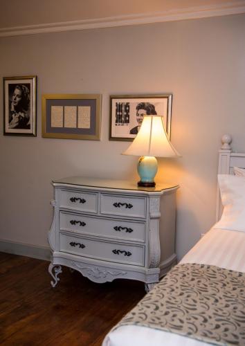 a bedroom with a dresser with a lamp on it at Hotel Panamonte in Boquete