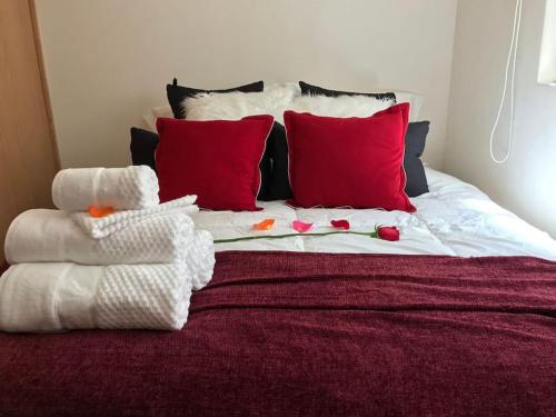 a bed with red and white blankets and pillows at Cerca de hospital infantil wtc centrico y seguro! in Mexico City