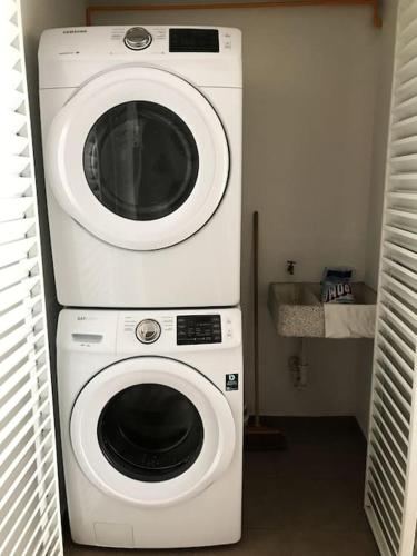 a dryer and a washing machine in a room at Cerca de hospital infantil wtc centrico y seguro! in Mexico City