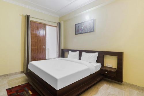 Ένα ή περισσότερα κρεβάτια σε δωμάτιο στο Collection O Hotel Majestic Inn