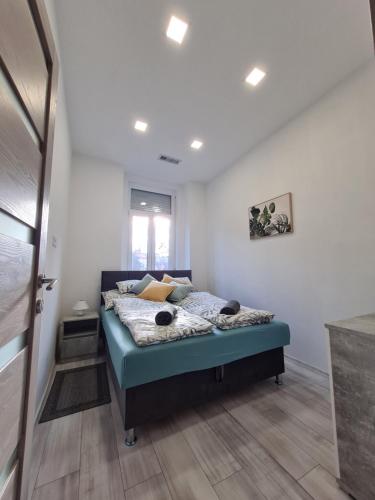 Katil atau katil-katil dalam bilik di Napfény apartman