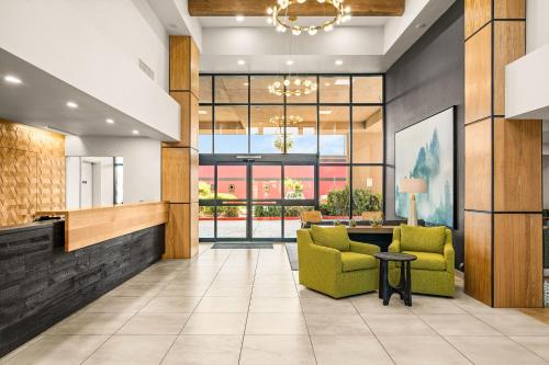 Ruang duduk di Oxford Suites Redding