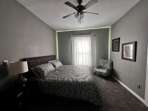 1 dormitorio con 1 cama y ventilador de techo en Renovated,Comfortable and Convenient Experience, en Rocky Mount