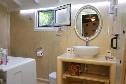 bagno con lavandino e specchio di Summer House in Corfu Town a Mantoúkion
