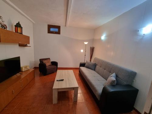 sala de estar con sofá y mesa de centro en Vivienda Vacacional Ca Na Paula, en La Orotava