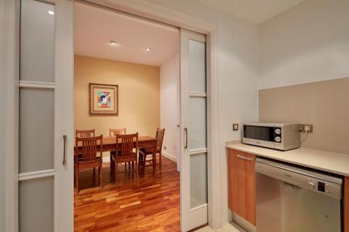 The Collection Barcelona - Classy 3BD - 2BTH with private patio in Eixample