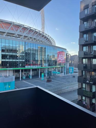 vistas a un estadio de fútbol con un edificio en Perfect flat next to Wembley Stadium en Londres