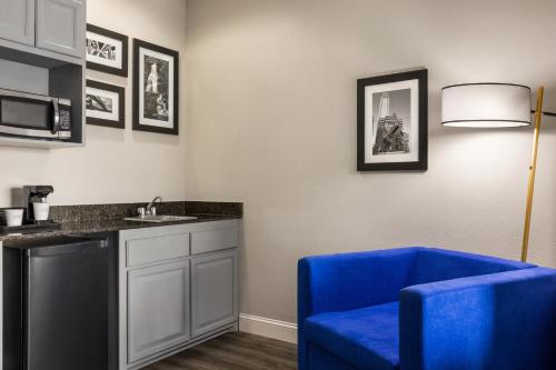 a kitchen with a blue chair and a sink at La Quinta by Wyndham Mt. Laurel - Philadelphia in Mount Laurel