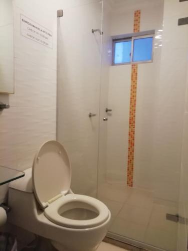 een badkamer met een toilet en een douche bij Apto amoblado barrio Los Alpes Cartagena in Cartagena