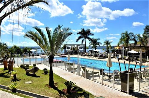 una piscina con palme e un resort di Life 307f Fake · Life Resort, reformado, lindo a Brasilia