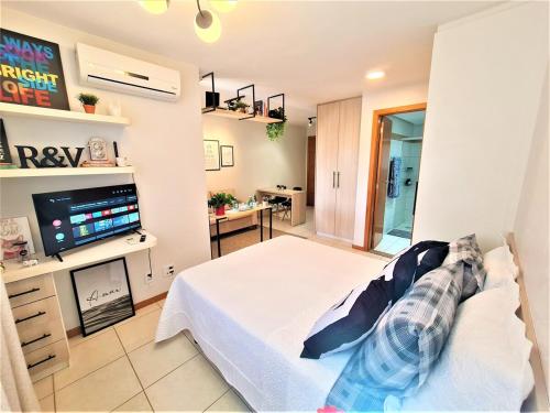 una camera da letto con un letto e una TV a schermo piatto di Life 307f Fake · Life Resort, reformado, lindo a Brasilia