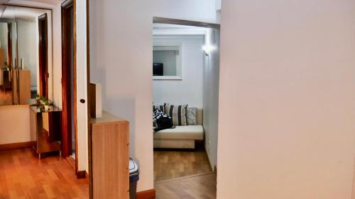 um corredor que leva a uma sala de estar com um sofá em Apartamento Céntrico Madrid Gran vía - Sol em Madri