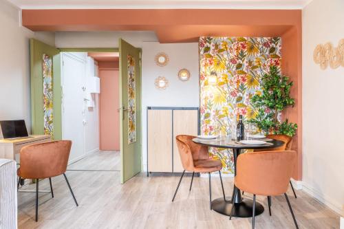 une salle à manger avec une table et des chaises dans l'établissement Au calme de L'Iris - Clim - Garage - Wifi - Tramway, à Avignon