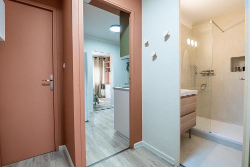 La salle de bains est pourvue d'une porte menant à une douche. dans l'établissement Au calme de L'Iris - Clim - Garage - Wifi - Tramway, à Avignon