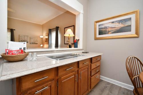 een badkamer met een wastafel en een spiegel bij Comfy Cottage: Minutes from Main St, Private Yard in Greenville