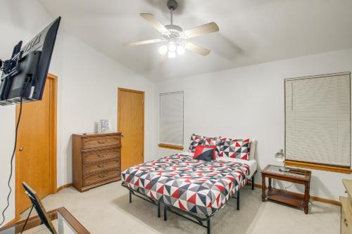 een slaapkamer met een bed en een flatscreen-tv bij North Liberty Home about 11 Mi to University of Iowa! in Coralville
