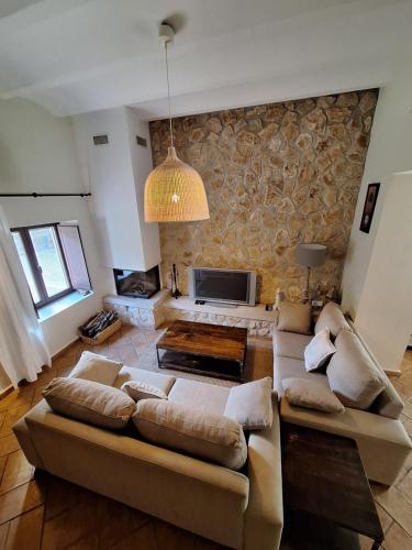 uma sala de estar com um sofá e uma televisão em El Pinar de la Lobera em La Matea