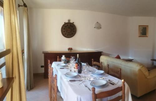 Restavracija oz. druge možnosti za prehrano v nastanitvi Appartamento con terrazza e giardino in Val d'Intelvi