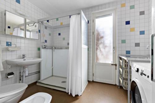 y baño con ducha, aseo y lavamanos. en Home Stays-Private Rooms in a Villa Near City for families/Individuals en Estocolmo