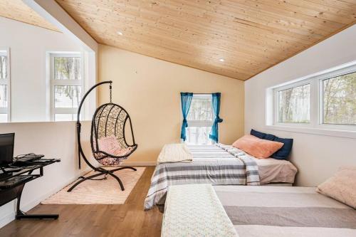 ein Wohnzimmer mit einem Bett und einem Fenster in der Unterkunft Cozy and beautiful chalet in Harrington