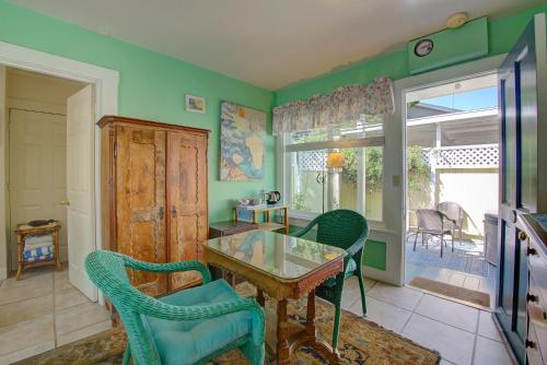 comedor con mesa de cristal y sillas en Secret Garden Inn & Cottages en Santa Bárbara