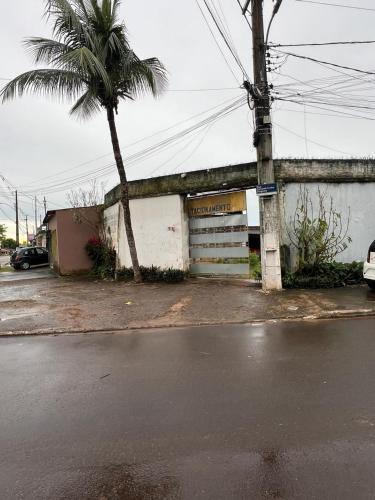 a garage with a palm tree in front of a building at Hotel Shalon in Rio Branco