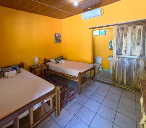 Pokój z 2 łóżkami i łazienką w obiekcie Playa San Diego Beachfront Rentals w mieście Managua