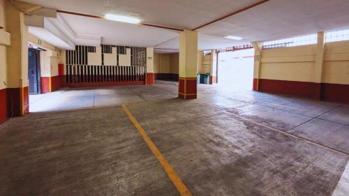 an empty room with an empty floor in a building at Hotel Plaza San Juan in Mexico City
