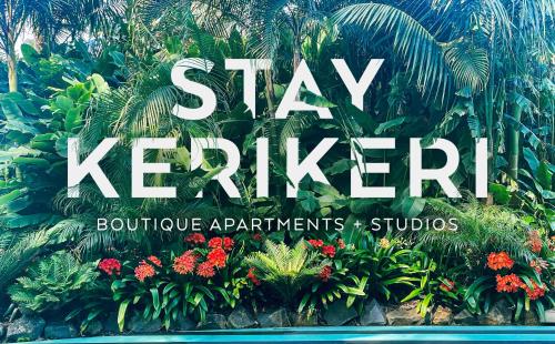 una señal para un jardín con flores y plantas en Stay Kerikeri, en Kerikeri