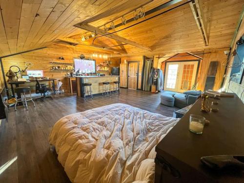 ein Schlafzimmer mit einem großen Bett in der Mitte eines Zimmers in der Unterkunft Charming Melrose Place Suite #4 in Victoria
