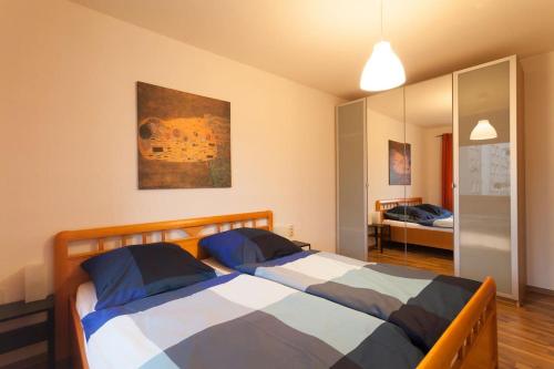 1 dormitorio con 2 camas y espejo en Schöne 2-Zimmerwohnung in Hannover-List, en Hannover