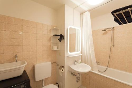 y baño con aseo, lavabo y ducha. en Schöne 2-Zimmerwohnung in Hannover-List, en Hannover