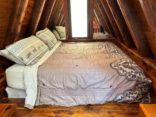 Ένα ή περισσότερα κρεβάτια σε δωμάτιο στο A-Frame Cabin #4 on Patoka Lake in Southern Indiana