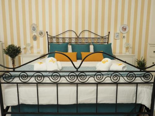 um quarto com uma cama com almofadas verdes e laranja em Regina Margherita Casa Vacanza em Civitavecchia