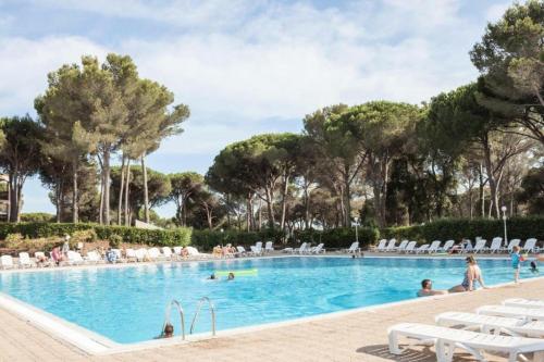 - une piscine dans un complexe avec des personnes dans l'établissement Résidence Saint-Raphaël Valescure - maeva Home - Studio 4 personnes - Sélection MAE-0081, à Valescure