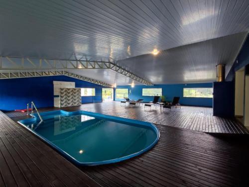 um quarto grande com uma banheira no meio do quarto em Cambará Eco Hotel em Cambará