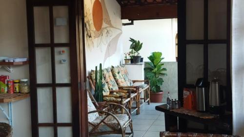 ein Zimmer mit einer Reihe von Stühlen in einem Zimmer in der Unterkunft Pousada Primavera in Caraguatatuba