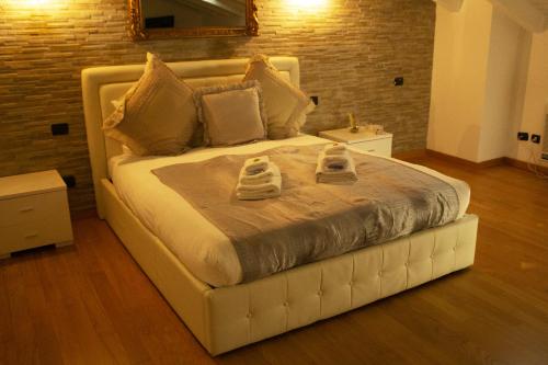 Una cama con dos toallas encima. en BB TORTONA en Milán