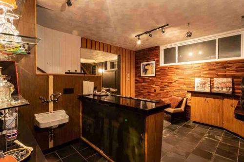 uma casa de banho com um lavatório e um balcão num quarto em Upscale Spacious Chalet w Hot Tub Laurentians, QC! em Prévost