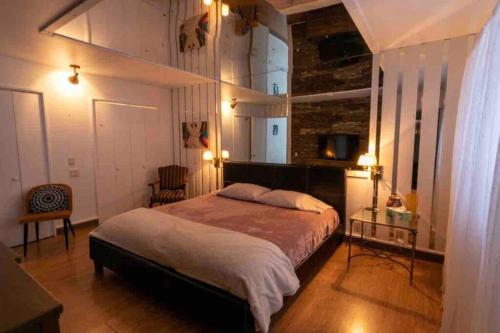 1 dormitorio con 1 cama grande en una habitación en Upscale Spacious Chalet w Hot Tub Laurentians, QC!, en Prévost