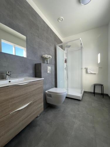 e bagno con doccia, servizi igienici e lavandino. di Bjork Guesthouse a Laugarvatn
