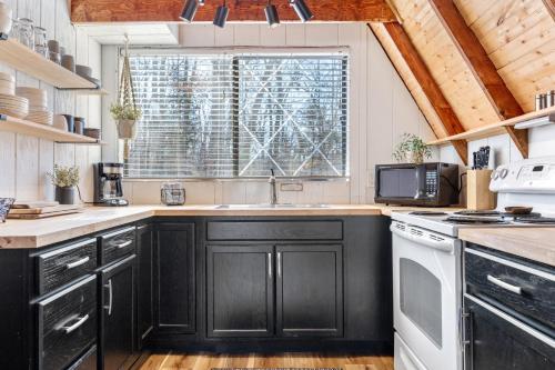 Una cocina o kitchenette en 614 Aspen Woods Chalet