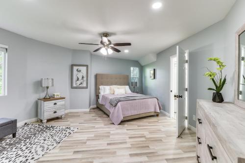 - une chambre avec un lit et un ventilateur de plafond dans l'établissement Modern Escondido Home with Furnished Deck, Fire Pit!, à Escondido