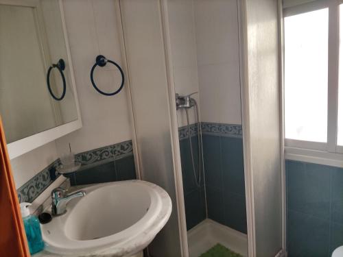 ein Badezimmer mit Waschbecken und Dusche in der Unterkunft Apartamento en playa de Gandía in Playa de Gandia