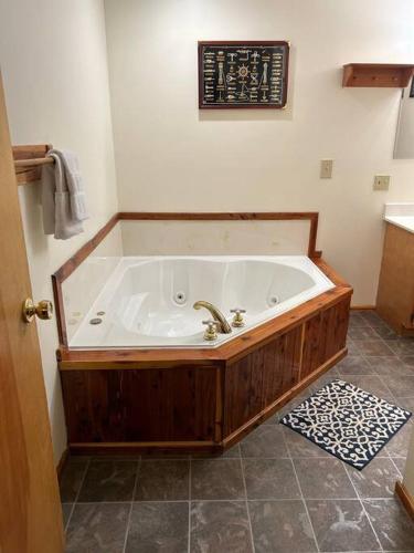 y baño con bañera grande. en Deluxe Cabin #8 w/Jacuzzi at Patoka 4 Seasons Resort, en Mitchell