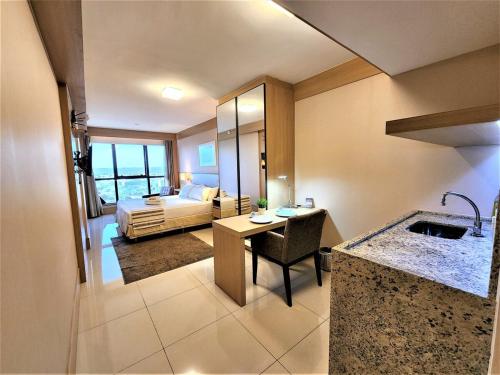 Habitación con cama y baño con lavabo. en Cullinan 1110E · Hotel Cullinan Luxury Premium quarto com vista, en Brasilia