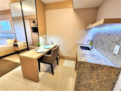 cocina con mesa y fregadero en una habitación en Cullinan 1110E · Hotel Cullinan Luxury Premium quarto com vista, en Brasilia