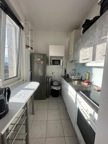 eine kleine Küche mit einem Kühlschrank aus Edelstahl in der Unterkunft 1Bedroom Apartment in Wien